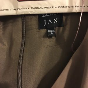 Beautiful dress with detailing around the waist